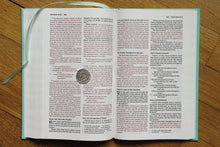 Cargar imagen en el visor de la galería, BIBLIA NVI FOR TEENS THINLINE EDITION CLOTH OVER BOARD FLORAL