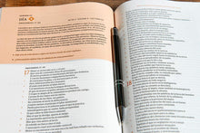 Cargar imagen en el visor de la galería, RVR 1960 BIBLIA CRONOLÓGICA DÍA A DÍA- TAPA DURA