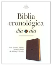Cargar imagen en el visor de la galería, RVR 1960 BIBLIA CRONOLÓGICA DÍA A DÍA- MARRÓN SÍMIL PIEL