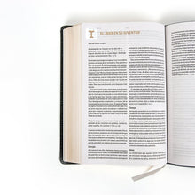 Cargar imagen en el visor de la galería, RVR1960 BIBLIA DEL PESCADOR: EDICIÓN LIDERAZGO-NEGRO PIEL