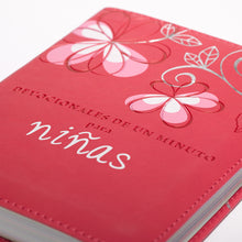 Cargar imagen en el visor de la galería, DEVOCIONALES DE UN MINUTO PARA NIÑAS- COLOR ROSA OSCURO CON FLORES EN PIEL