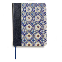 Cargar imagen en el visor de la galería, RVR 1960 BIBLIA DE APUNTES- PIEL FABRICADA Y MOSAICO CREMA Y AZUL LETRA GRANDE