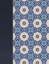 Cargar imagen en el visor de la galería, RVR 1960 BIBLIA DE APUNTES- PIEL FABRICADA Y MOSAICO CREMA Y AZUL LETRA GRANDE
