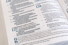 Cargar imagen en el visor de la galería, RVR1960 BIBLIA DEL PESCADOR LETRA GRANDE- AZUL SIMIL PIEL