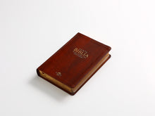 Cargar imagen en el visor de la galería, RVR60 BIBLIA CAFE PIEL 12 PTS LETRA GRANDE
