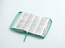 Cargar imagen en el visor de la galería, RV60 BIBLIA MANUAL PRETTY  IMITACIÓN PIEL CON CIERRE/ ÍNDICE LETRA GRANDE 12 PUNTOS
