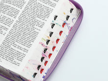Cargar imagen en el visor de la galería, RV60 BIBLIA MANUAL PRETTY  IMITACIÓN PIEL CON CIERRE/ ÍNDICE LETRA GRANDE 12 PUNTOS
