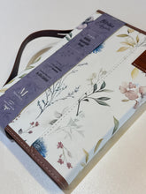 Cargar imagen en el visor de la galería, RVR60  BIBLIA EXQUISITA DELICADEZA FLORAL- LETRA GRANDE CON CONCORDANCIA Y REFERENCIAS
