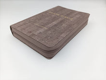 Cargar imagen en el visor de la galería, NVI BIBLIA MANUAL CON CIERRE LETRA  11 PTS
