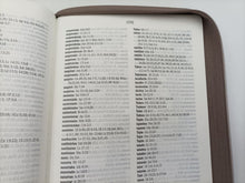 Cargar imagen en el visor de la galería, NVI BIBLIA MANUAL CON CIERRE LETRA  11 PTS
