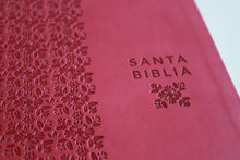 Cargar imagen en el visor de la galería, RVR60 BIBLIA TAMAÑO LETRA SUPER GIGANTE SIMIL PIEL FUCSIA ROSADA
