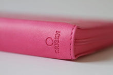 Cargar imagen en el visor de la galería, RV60 BIBLIA LETRA GRANDE- SIMIL PIEL FUCSIA CREMALLERA, ÍNDICE TAMAÑO MANUAL PIEL FUCSIA
