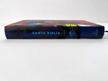 Cargar imagen en el visor de la galería, BIBLIA REINA VALERA 1960 TAPA DURA LEÓN DE JUDÁ ARCOIRIS- LETRA GRANDE TAMAÑO MANUAL FONT 10. 5
