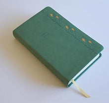 Cargar imagen en el visor de la galería, RV60 BIBLIA LETRA GIGANTE, SIMIL PIEL VERDE CON PÁJAROS CANTOS PINTADOS
