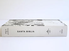 Cargar imagen en el visor de la galería, RVR60 BIBLIA DE APUNTES TAPA DURA  BLANCO Y NEGRO CON FLORES EDICIÓN CANTOS PINTADOS
