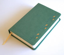 Cargar imagen en el visor de la galería, RV60 BIBLIA LETRA GIGANTE, SIMIL PIEL VERDE CON PÁJAROS CANTOS PINTADOS

