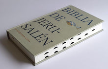 Cargar imagen en el visor de la galería, BIBLIA JERUSALÉN LATINOAMERICANA- TAPA DURA- CAFÉ CON PEZ
