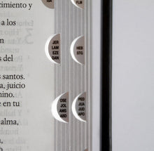 Cargar imagen en el visor de la galería, RVR1960 BIBLIA LEÓN DE JUDÁ ESPECIAL PLATA CON ÍNDICE Y CANTO NEGRO - TAPA DURA
