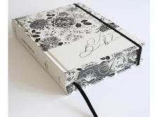 Cargar imagen en el visor de la galería, RVR60 BIBLIA DE APUNTES TAPA DURA  BLANCO Y NEGRO CON FLORES EDICIÓN CANTOS PINTADOS
