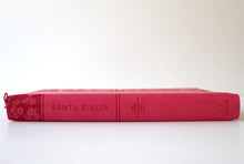 Cargar imagen en el visor de la galería, RV60 BIBLIA LETRA GRANDE- SIMIL PIEL FUCSIA CREMALLERA, ÍNDICE TAMAÑO MANUAL PIEL FUCSIA
