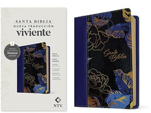 Cargar imagen en el visor de la galería, BIBLIA MANUAL NUEVA TRADUCCIÓN VIVIENTE- LETRA GRANDE CON FILAMENT AZUL OSCURO FLORES
