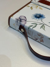 Cargar imagen en el visor de la galería, RVR60  BIBLIA EXQUISITA DELICADEZA FLORAL- LETRA GRANDE CON CONCORDANCIA Y REFERENCIAS
