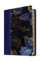 Cargar imagen en el visor de la galería, BIBLIA MANUAL NUEVA TRADUCCIÓN VIVIENTE- LETRA GRANDE CON FILAMENT AZUL OSCURO FLORES
