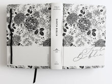 Cargar imagen en el visor de la galería, RVR60 BIBLIA DE APUNTES TAPA DURA  BLANCO Y NEGRO CON FLORES EDICIÓN CANTOS PINTADOS
