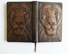 Cargar imagen en el visor de la galería, BIBLIA RVR 1960 LETRA GRANDE TAMAÑO MANUAL LEÓN DE JUDÁ EDICIÓN ESPECIAL BRONCE
