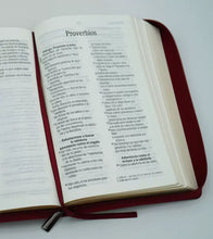 Cargar imagen en el visor de la galería, NVI BIBLIA MANUAL CON CIERRE LETRA  11 PTS
