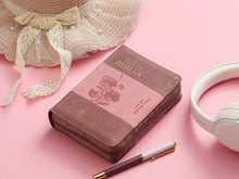 Cargar imagen en el visor de la galería, RV1960 SANTA BIBLIA REINA VALERA PIEL FLORAL ROSA FLORES
