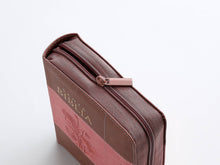 Cargar imagen en el visor de la galería, RV1960 SANTA BIBLIA REINA VALERA PIEL FLORAL ROSA FLORES
