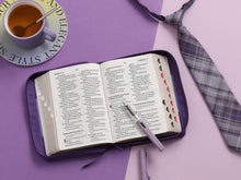 Cargar imagen en el visor de la galería, RV1960 SANTA BIBLIA REINA VALERA DOS TONOS LILA IMITACIÓN PIEL ÍNDICE Y CIERRE LETRA GRANDE 12 PUNTOS

