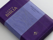 Cargar imagen en el visor de la galería, RV1960 SANTA BIBLIA REINA VALERA DOS TONOS LILA IMITACIÓN PIEL ÍNDICE Y CIERRE LETRA GRANDE 12 PUNTOS
