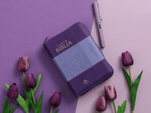 Cargar imagen en el visor de la galería, RV1960 SANTA BIBLIA REINA VALERA DOS TONOS LILA IMITACIÓN PIEL ÍNDICE Y CIERRE LETRA GRANDE 12 PUNTOS

