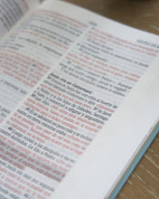 Cargar imagen en el visor de la galería, NTV BIBLIA DE PROMESAS EDICIÓN PARA MUJERES JÓVENES TAPA DURA
