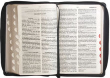 Cargar imagen en el visor de la galería, RVR60 BIBLIA NEGRA SIMIL PIEL ÍNDICE Y CIERRE  12 PTS
