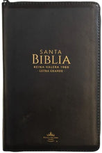 Cargar imagen en el visor de la galería, RVR60 BIBLIA NEGRA SIMIL PIEL ÍNDICE Y CIERRE  12 PTS
