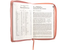 Cargar imagen en el visor de la galería, RVR60 BIBLIA ROSA SIMIL PIEL ÍNDICE Y CIERRE  12 PTS
