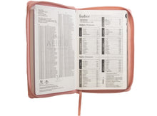 Cargar imagen en el visor de la galería, RVR60 BIBLIA ROSA SIMIL PIEL ÍNDICE Y CIERRE  12 PTS

