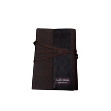 Cargar imagen en el visor de la galería, BIBLIA RV60 VINTAGE CON AMARRE MARRÓN LETRA GRANDE 12 PUNTOS IMITACIÓN PIEL
