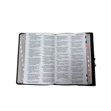 Cargar imagen en el visor de la galería, BIBLIA RV60 VINTAGE CON AMARRE MARRÓN LETRA GRANDE 12 PUNTOS IMITACIÓN PIEL
