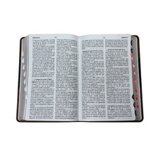 Cargar imagen en el visor de la galería, RVR1960 BIBLIA BICOLOR MARRÓN /NEGRO  LETRA GRANDE 12 PTS CON ÍNDICE Y CANTO DORADO IMITACIÓN PIEL TAPA DURA
