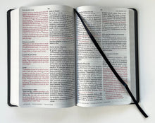 Cargar imagen en el visor de la galería, BIBLIA REINA VALERA 1960 TAPA DURA CRUZ CON CORONA- LETRA GRANDE TAMAÑO MANUAL FONT 10. 5
