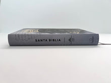 Cargar imagen en el visor de la galería, BIBLIA REINA VALERA 1960 TAPA DURA LEÓN REY DE REYES- LETRA GRANDE TAMAÑO MANUAL FONT 10. 5
