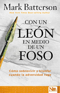 CON UN LEÓN EN MEDIO DE UN FOSO